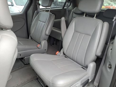 Used 2005 Chrysler Town & Country Touring w/ Leather Interior Group image 11