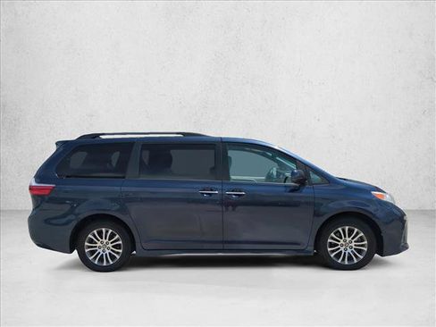 Used 2020 Toyota Sienna XLE w/ Entertainment Package FWD image 4