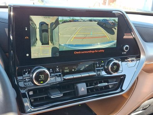 Certified 2024 Toyota Highlander Platinum AWD/4WD image 16