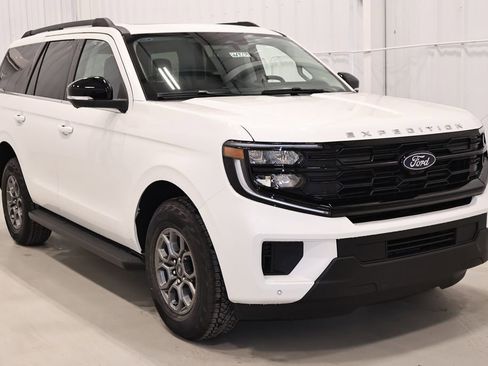 New 2026 Ford Expedition Active image 3