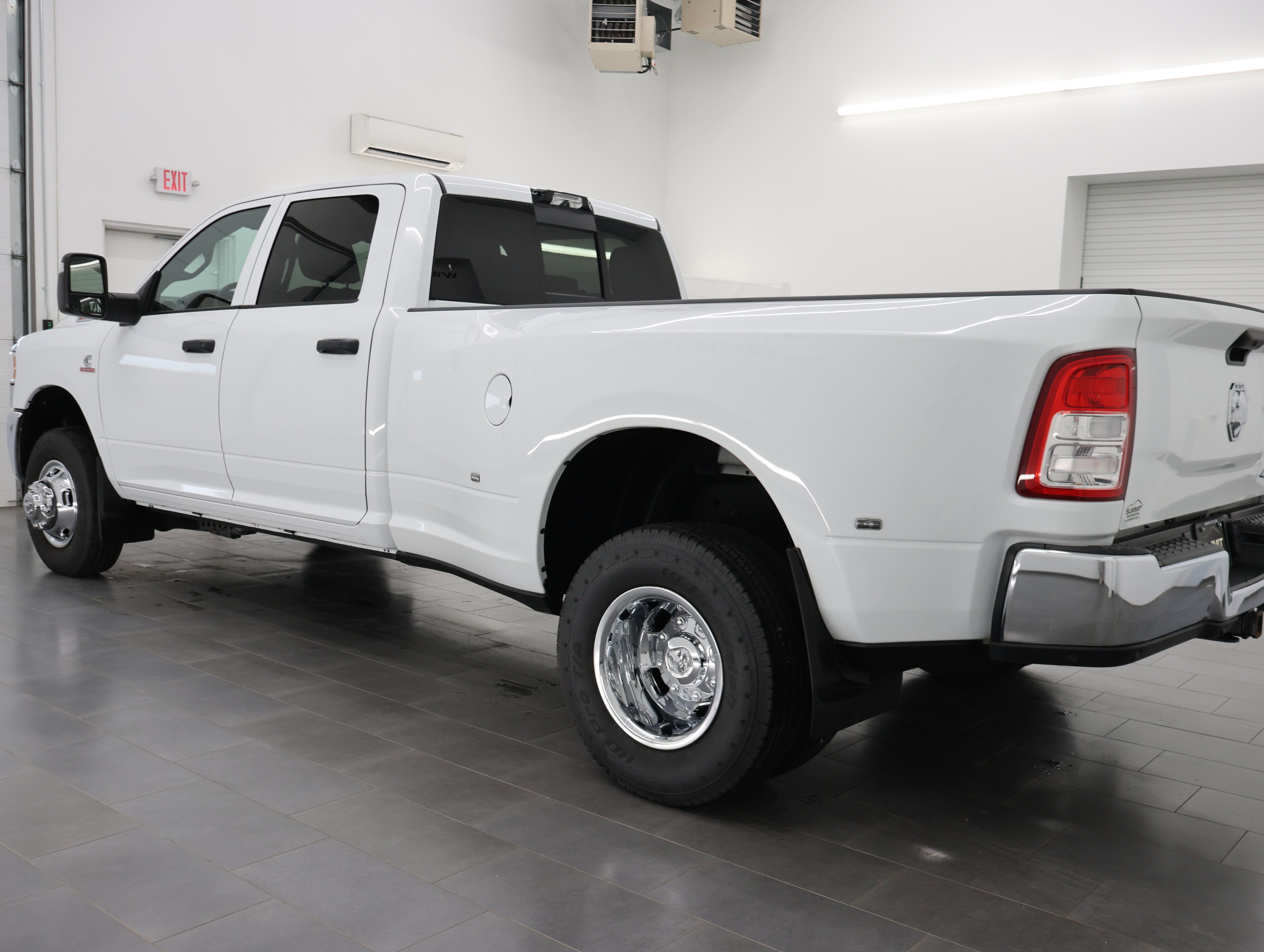 Used 2024 RAM 3500 Tradesman w/ Chrome Appearance Group AWD/4WD image 6