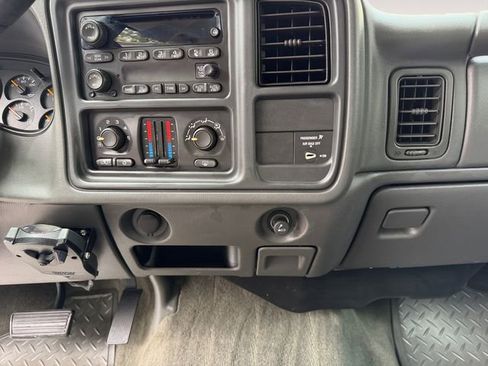 Used 2006 Chevrolet Silverado 2500 LT w/ Heavy-Duty Power Package AWD/4WD image 11