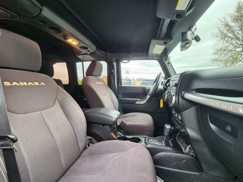 Used 2015 Jeep Wrangler Unlimited Sahara w/ Connectivity Group AWD/4WD image 37