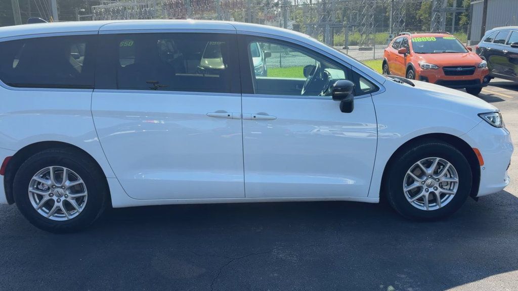Used 2024 Chrysler Pacifica Touring-L FWD image 9