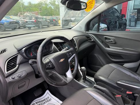 Used 2019 Chevrolet Trax LT w/ LT Convenience Package FWD image 11