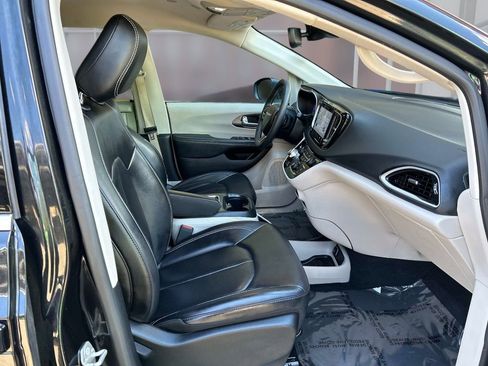 Used 2023 Chrysler Pacifica Touring-L FWD image 21
