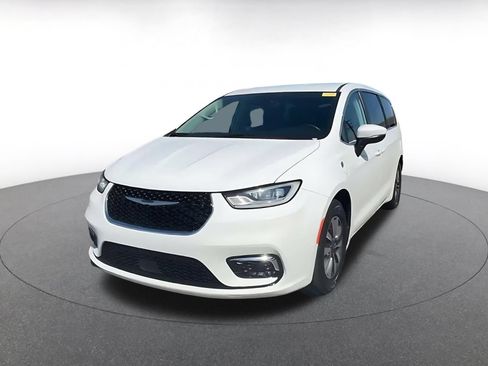 Used 2023 Chrysler Pacifica Touring-L FWD image 5
