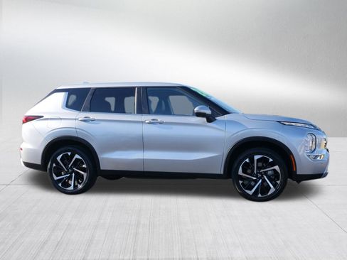 Used 2024 Mitsubishi Outlander SE image 2