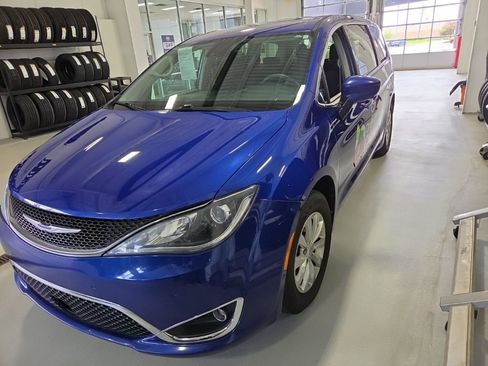 Used 2019 Chrysler Pacifica Touring Plus w/ Advanced Safetytec Group FWD image 2