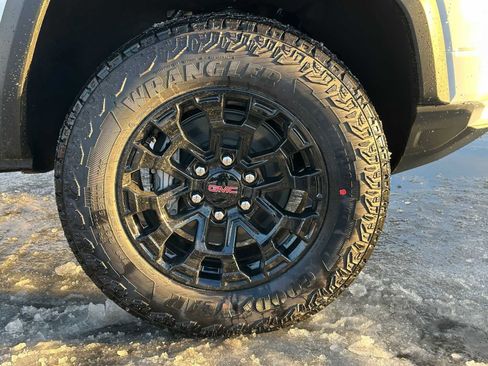 New 2026 GMC Canyon Elevation w/ Convenience Package image 9