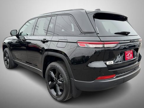 Used 2022 Jeep Grand Cherokee Altitude image 4