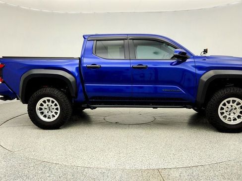 Used 2024 Toyota Tacoma TRD Sport w/ TRD Sport Upgrade Package AWD/4WD image 4