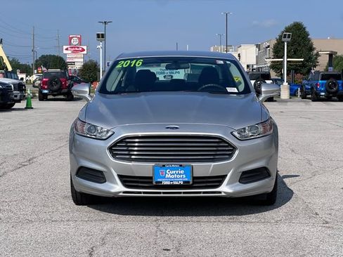 Used 2016 Ford Fusion SE FWD image 2