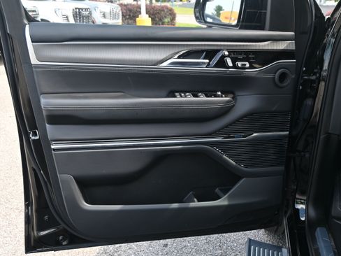 Used 2022 Jeep Grand Wagoneer Series II AWD/4WD image 14