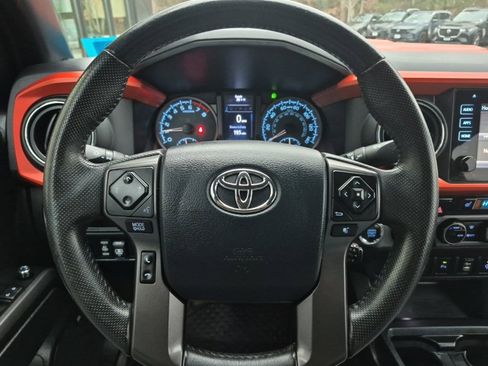 Used 2017 Toyota Tacoma TRD Sport image 19