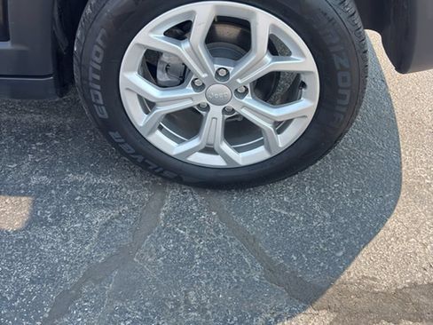 Used 2024 Jeep Compass Latitude AWD/4WD image 9