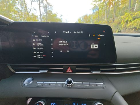 Used 2024 Hyundai Elantra SEL image 30