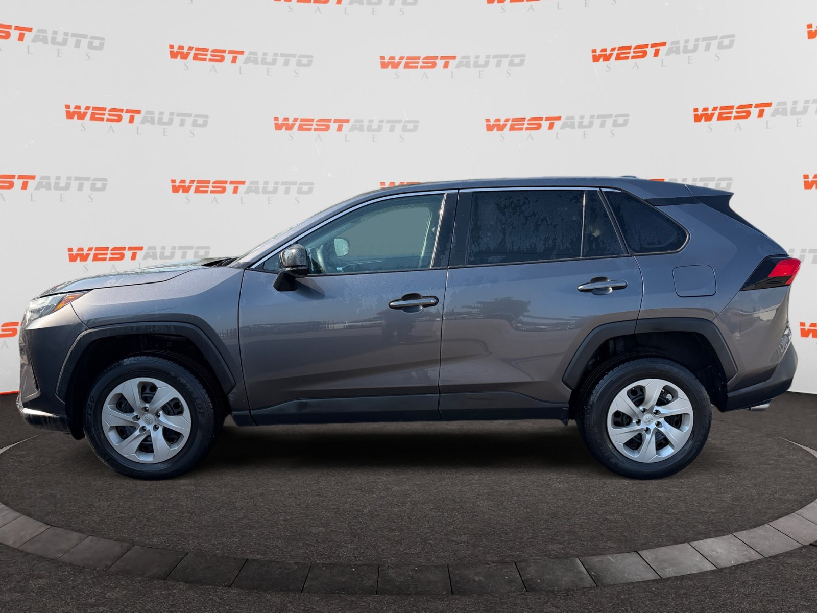 Used 2023 Toyota RAV4 LE AWD/4WD image 2