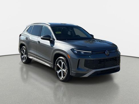 New 2025 Volkswagen Tiguan SE image 3