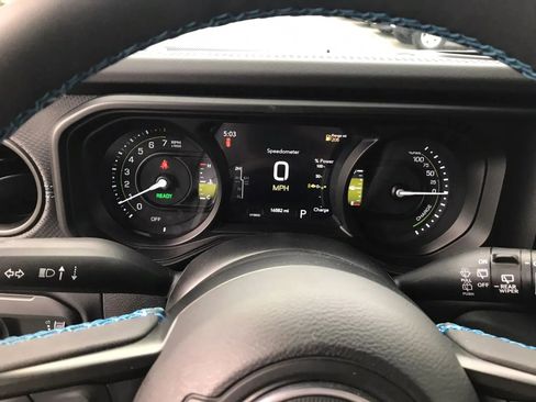 Used 2025 Jeep Wrangler Unlimited Rubicon 4xe w/ Convenience Group AWD/4WD image 18