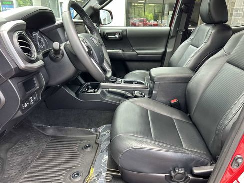 Used 2019 Toyota Tacoma TRD Off-Road AWD/4WD image 9