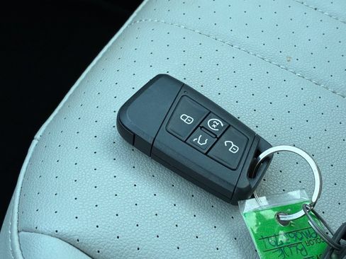 Used 2023 Volkswagen Tiguan SE AWD/4WD image 28
