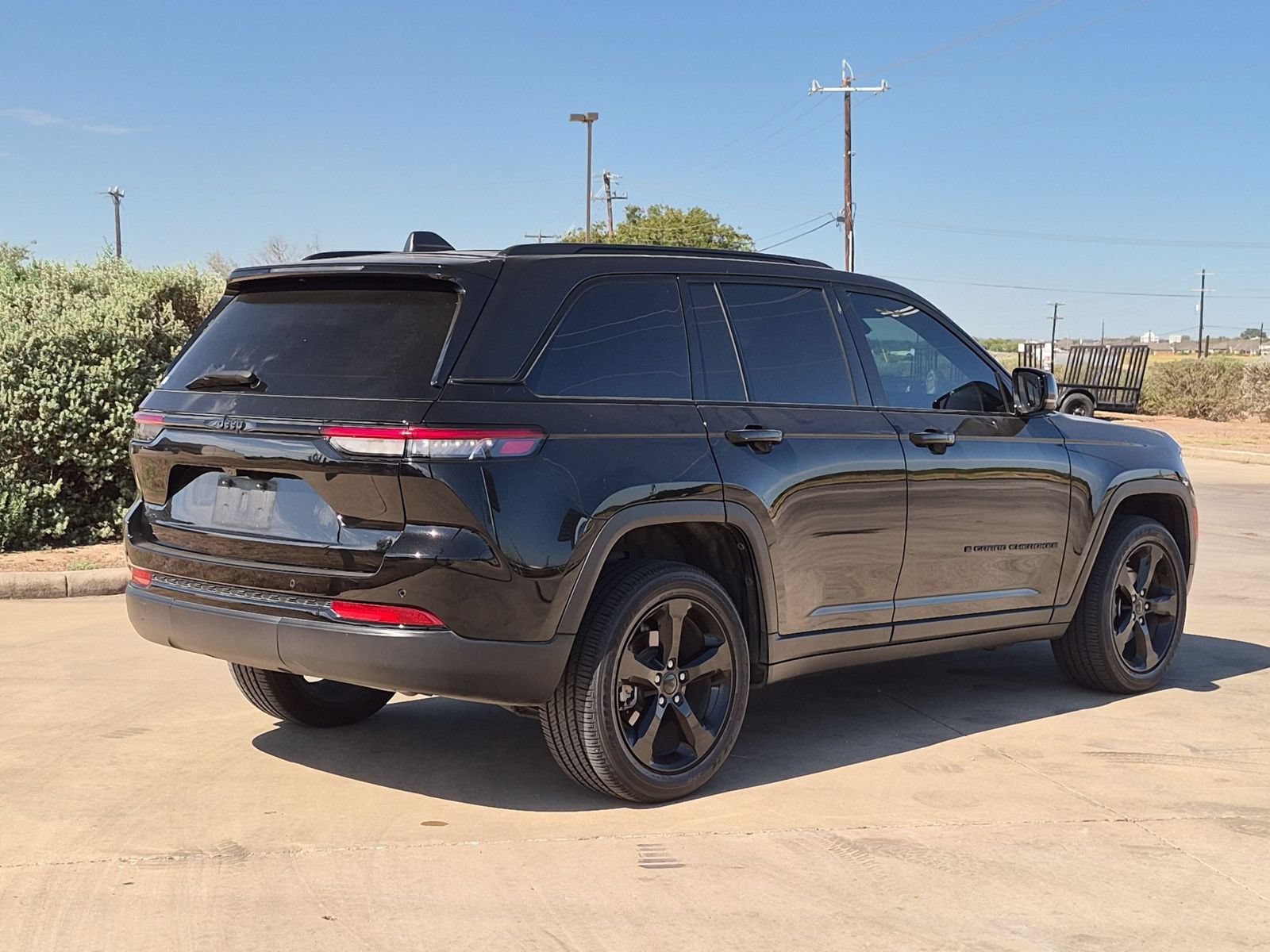 Used 2023 Jeep Grand Cherokee Altitude AWD/4WD image 3