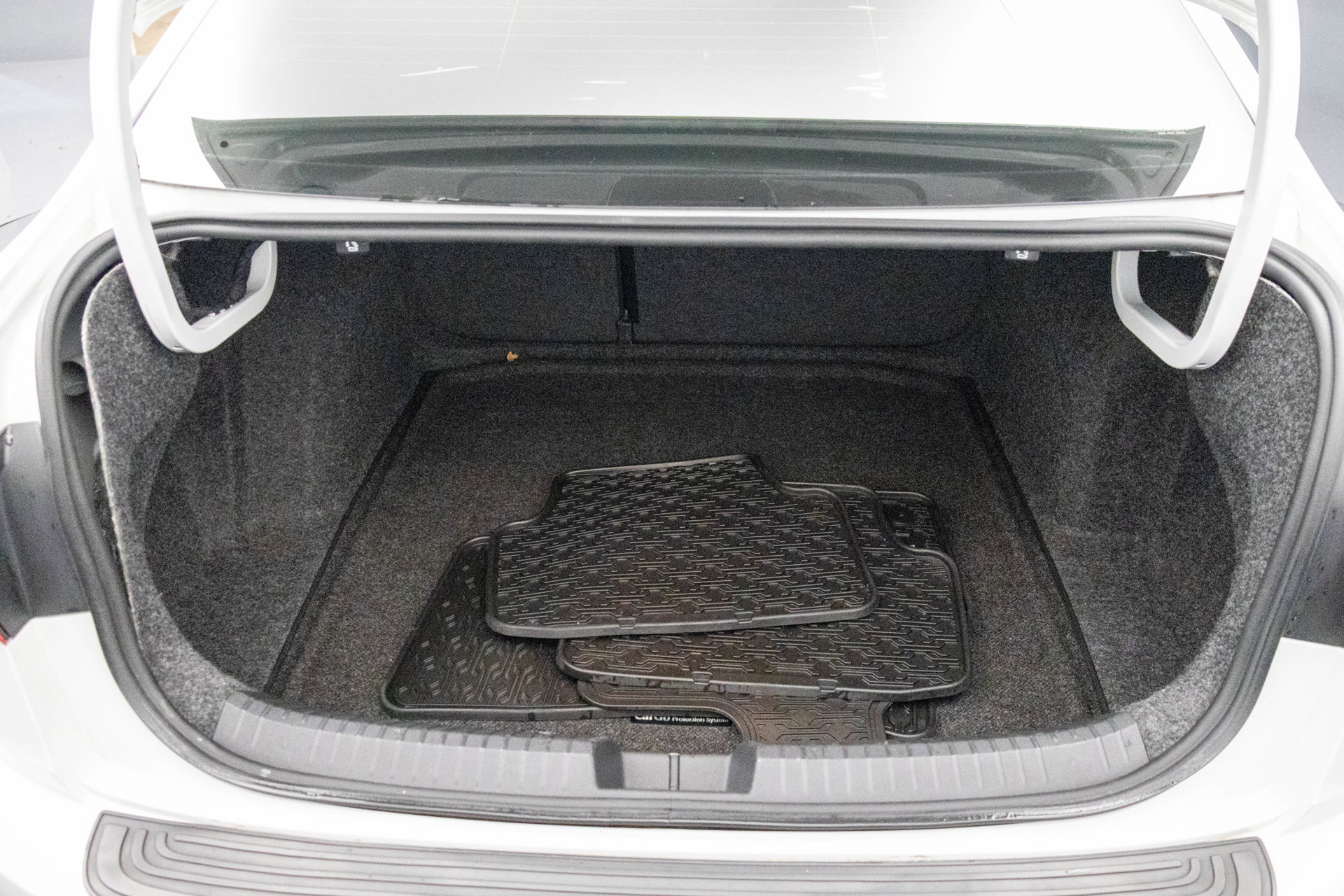 Used 2019 Volkswagen Jetta SEL w/ Cold Weather Package FWD image 27