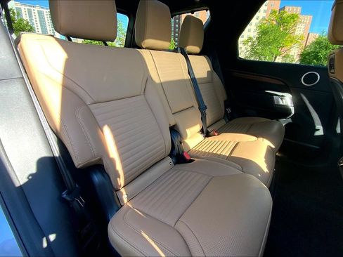 Certified 2025 Land Rover Discovery Dynamic SE AWD/4WD image 19