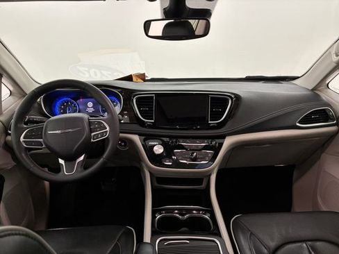 Used 2023 Chrysler Pacifica Limited FWD image 20