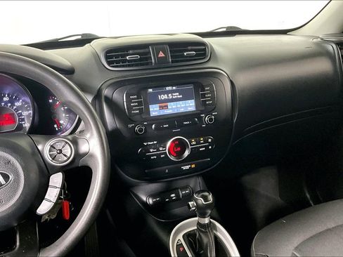 Used 2017 Kia Soul + image 6