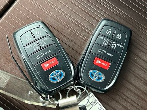 Used 2024 Toyota Sienna XLE w/ XLE Plus Package AWD/4WD image 81