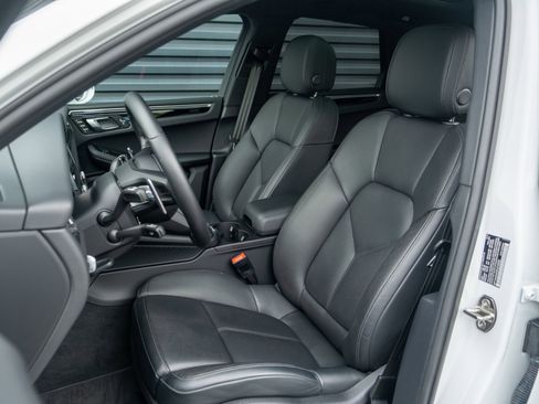 Certified 2023 Porsche Macan AWD/4WD image 5