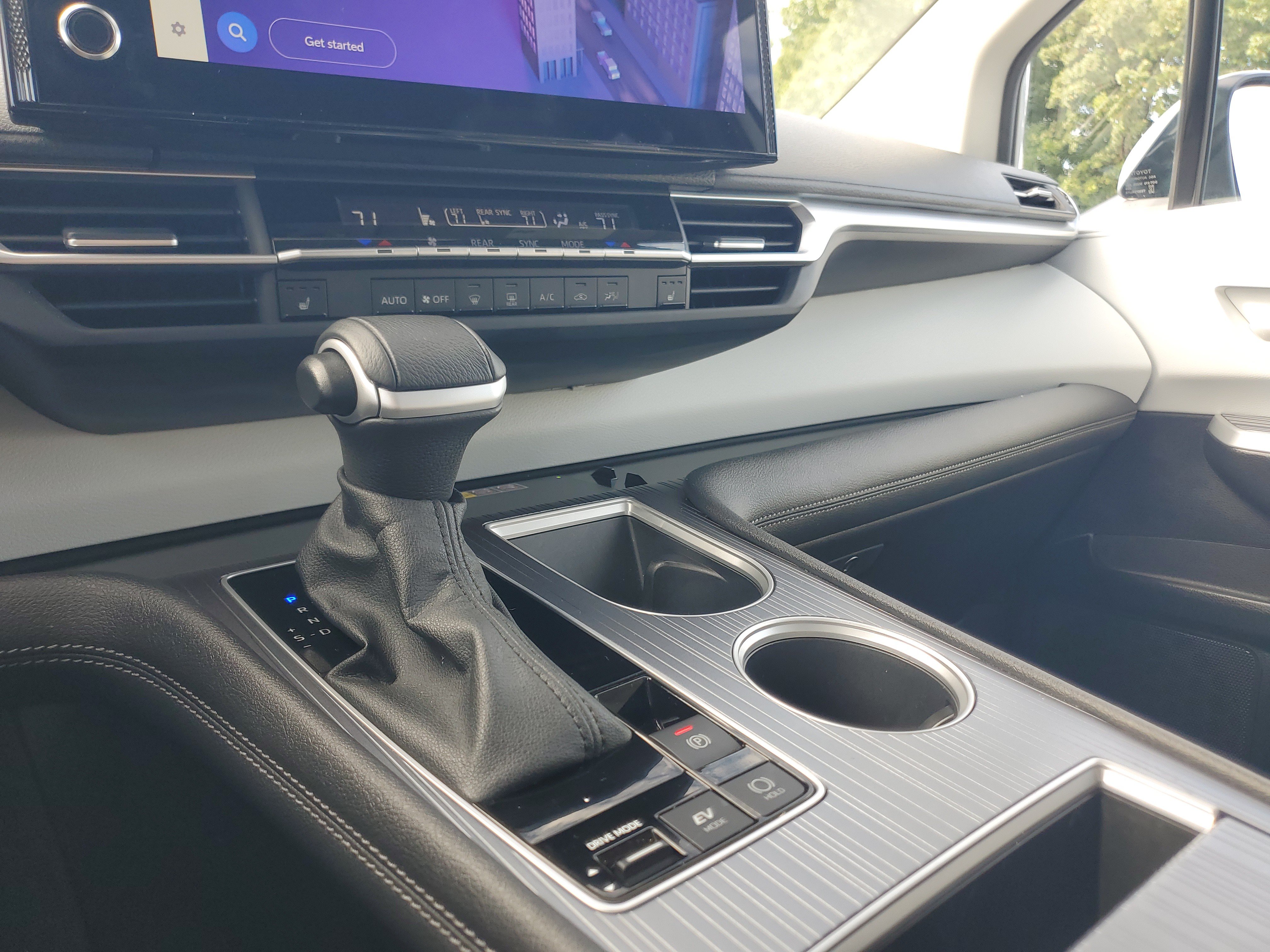 Certified 2025 Toyota Sienna XLE FWD image 33