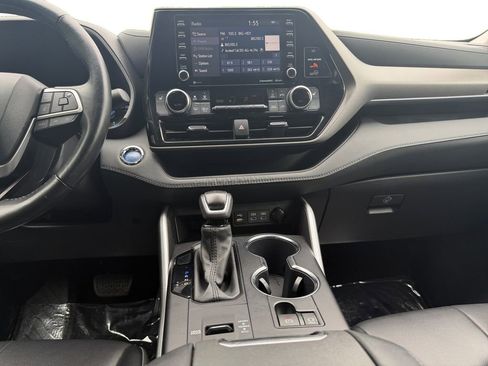 Used 2022 Toyota Highlander XLE AWD/4WD image 11