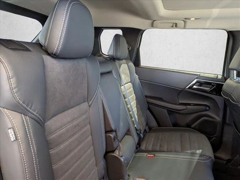 Used 2023 Mitsubishi Outlander SE image 29