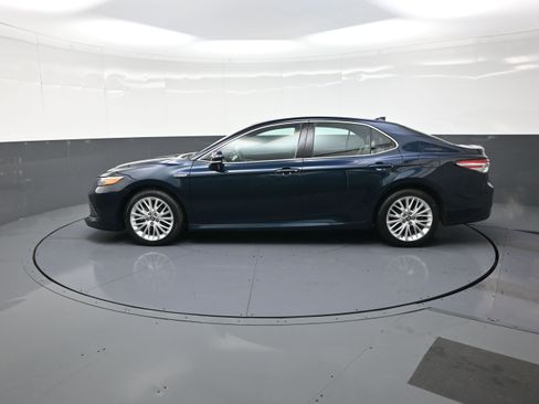 Used 2020 Toyota Camry XLE image 6