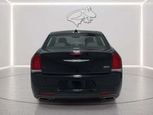 Used 2018 Chrysler 300 Touring w/ Sport Appearance Package RWD image 4