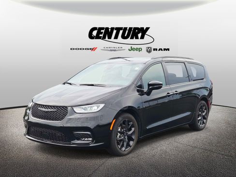 Used 2024 Chrysler Pacifica Limited w/ S Appearance Package FWD image 8