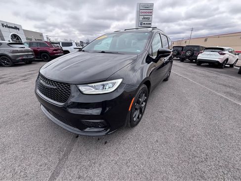 Used 2025 Chrysler Pacifica Limited image 1