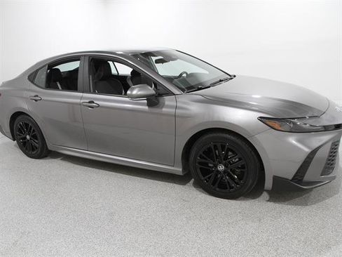 Used 2025 Toyota Camry SE image 1