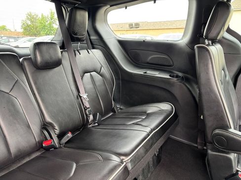 Used 2025 Chrysler Pacifica Limited FWD image 33