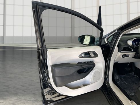 Used 2023 Chrysler Pacifica Touring-L FWD image 18