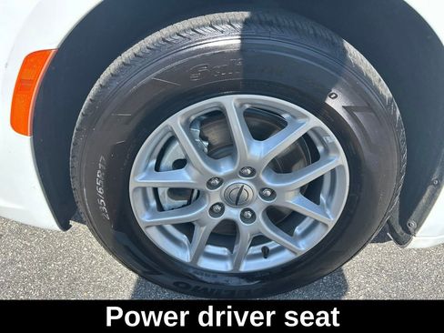 Used 2024 Chrysler Pacifica Touring-L FWD image 12