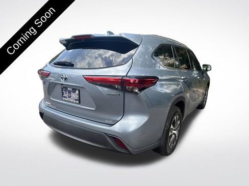 Used 2021 Toyota Highlander XLE AWD/4WD image 5