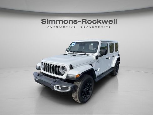 Used 2025 Jeep Wrangler Unlimited Sahara AWD/4WD image 1