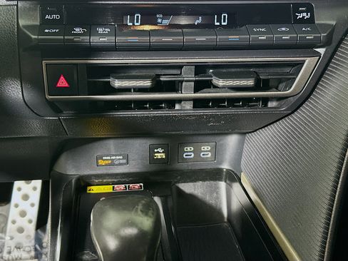 Used 2025 Toyota Camry SE w/ Convenience Package FWD image 23