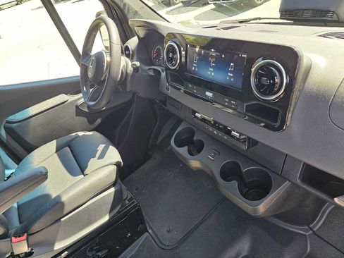 Used 2025 Mercedes-Benz Sprinter 2500 image 11