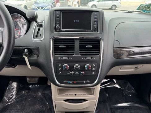 Used 2018 Dodge Grand Caravan SE FWD image 2