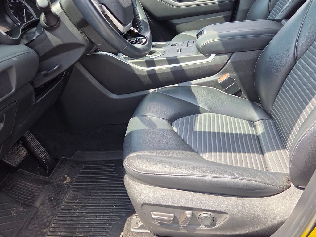 Used 2022 Toyota Highlander XSE FWD image 4